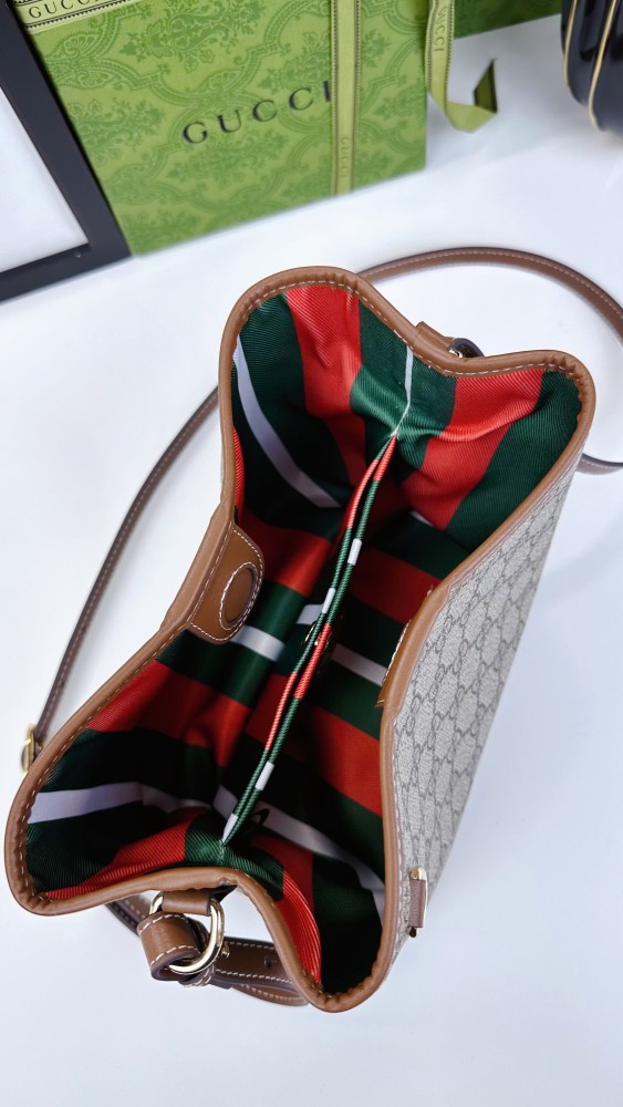 Gucci Emblem Bag 815118 LM031 19cm