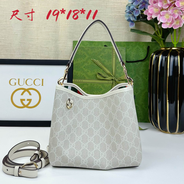 Gucci Emblem Bag 815118 LM031 19cm
