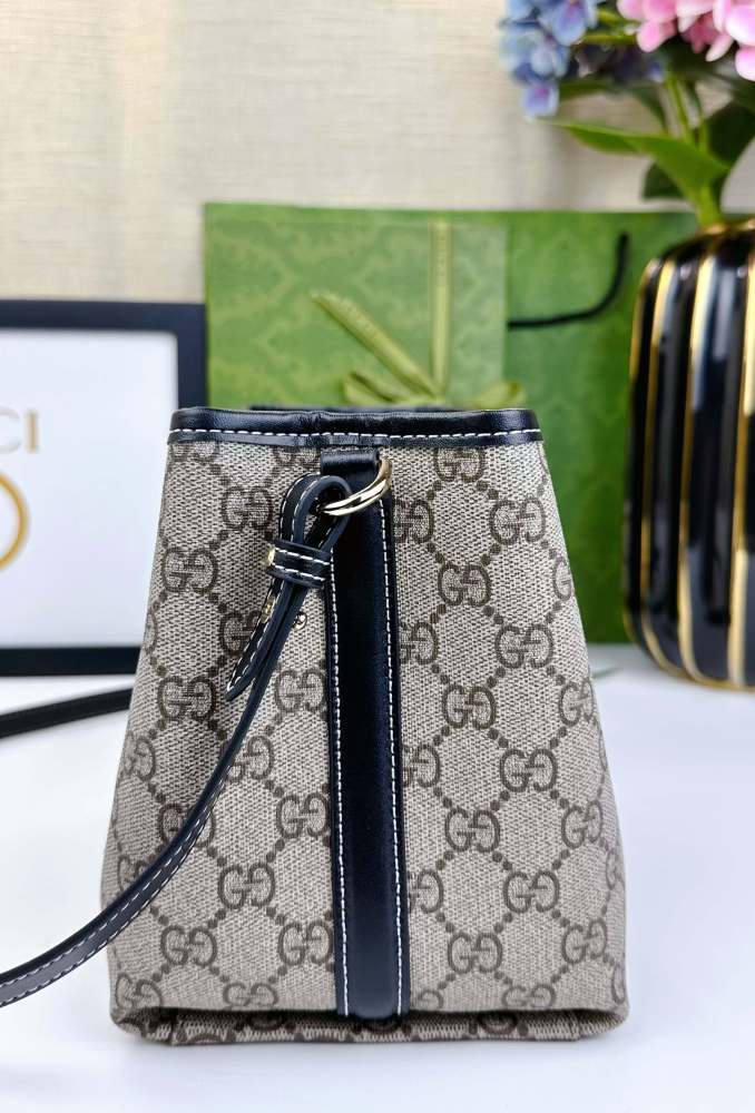 Gucci Emblem Bag 815118 LM031 19cm