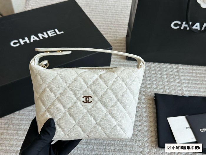 Chanel Hobo Bag 056 DB502 16cm