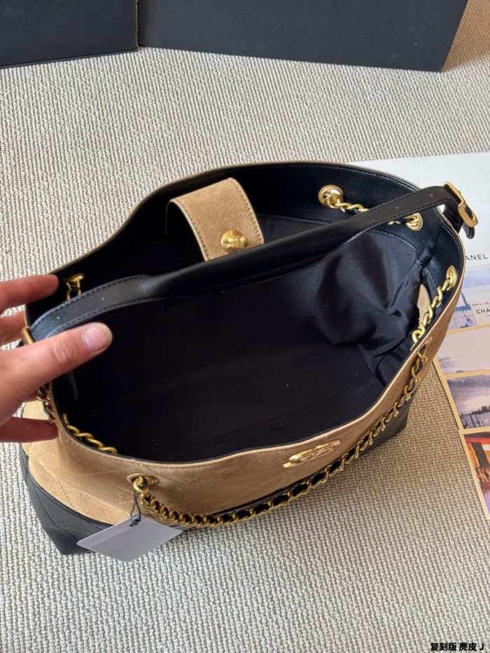 Chanel 25A Bucket Bag 060 DB512 32cm