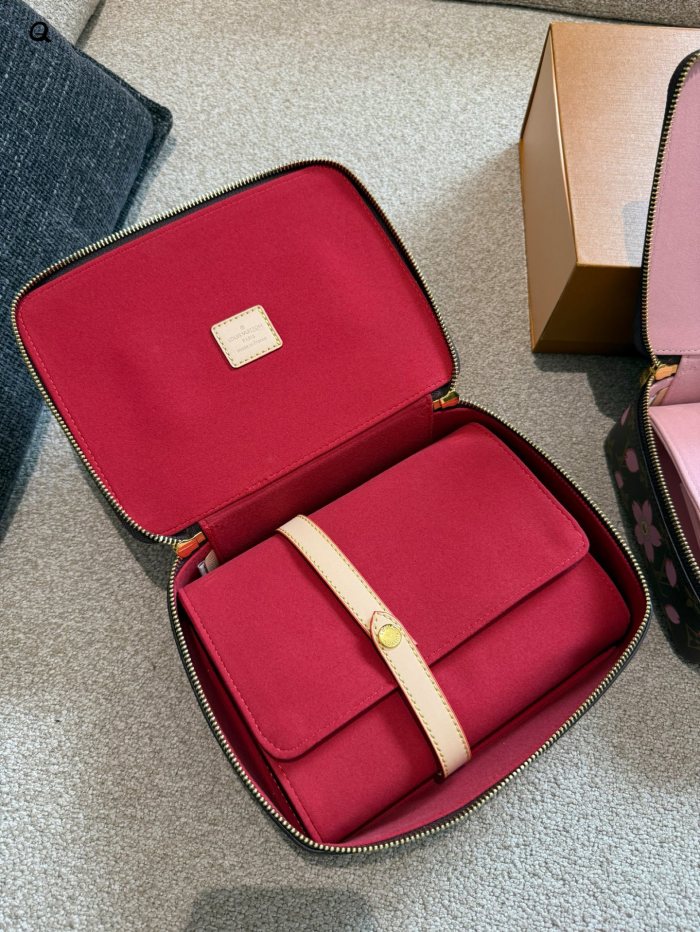 LV Cosmetic Bag 141 DB561 25cm