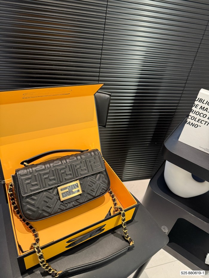 Fendi Baguette Bag 880619-1 DB091 24cm