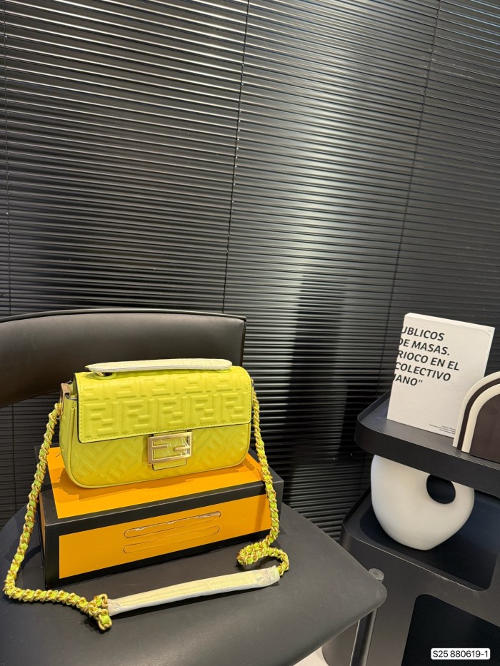 Fendi Baguette Bag 880619-1 DB091 24cm
