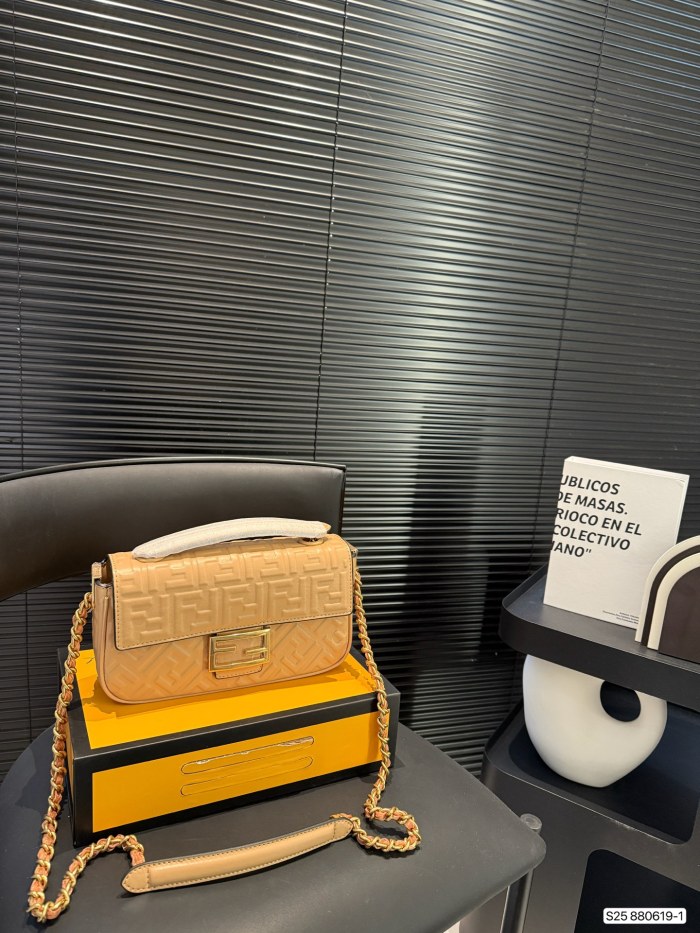 Fendi Baguette Bag 880619-1 DB091 24cm