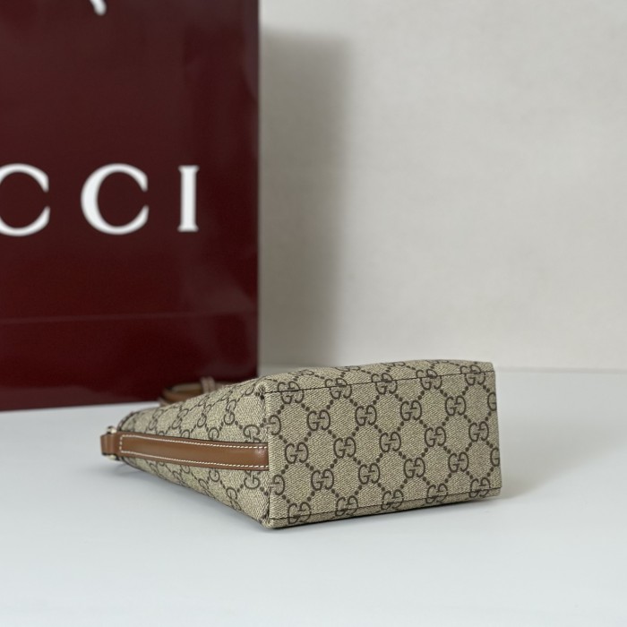 Gucci Emblem Bucket Bag 847090 LM041 15cm
