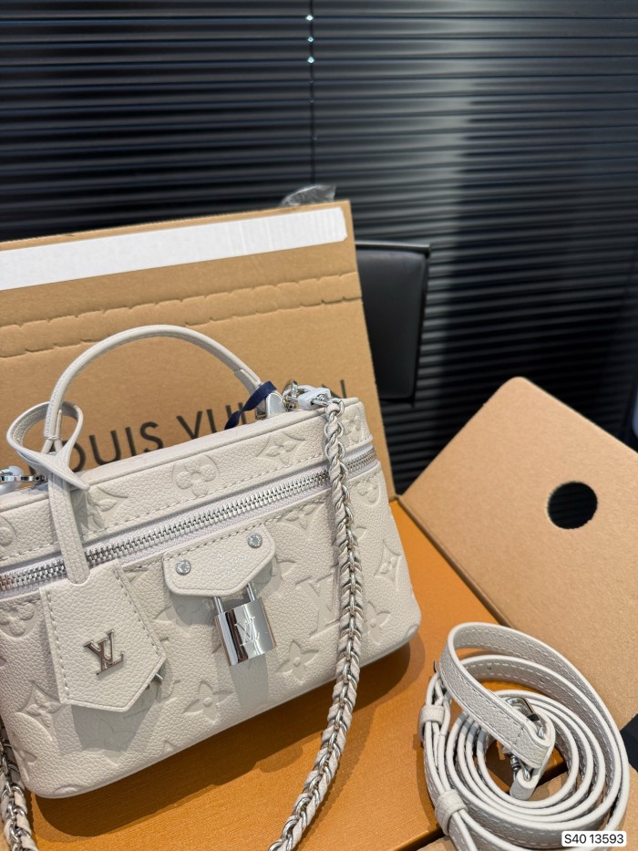 LV Vanity Pouch Bag M13593 DB562 19cm
