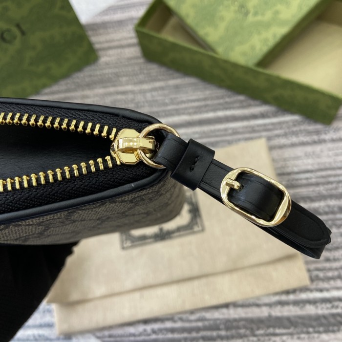 Gucci Emblem Wallet 821804 LM022 13cm