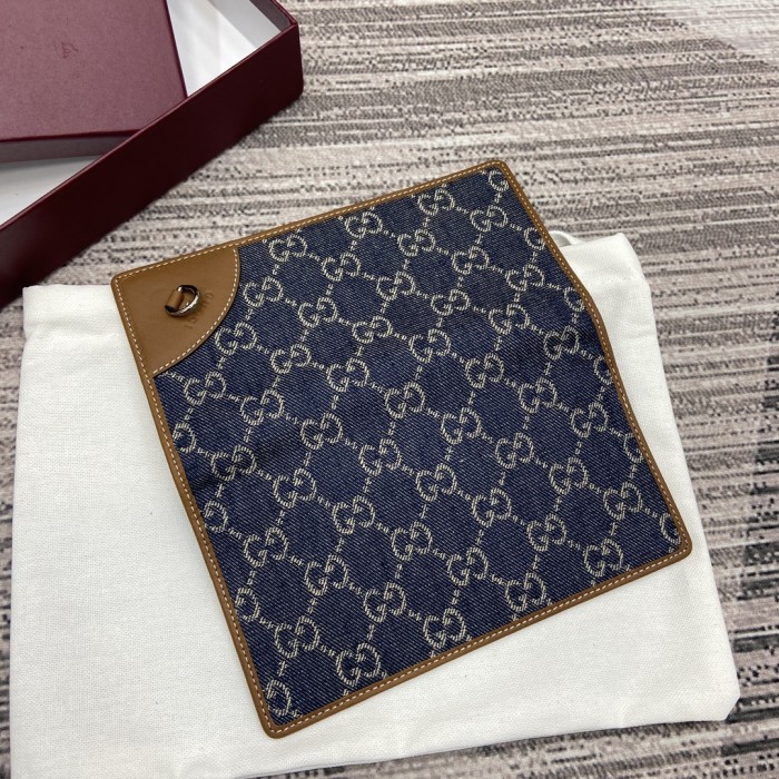 Gucci Emblem Wallet 821802 LM042 19cm
