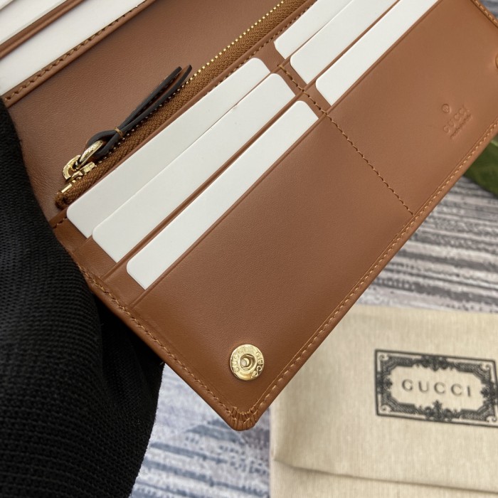 Gucci Emblem Wallet 821802 LM042 19cm