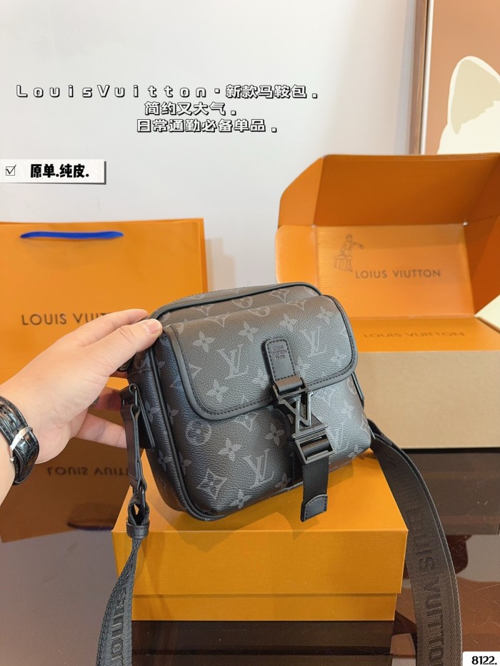 LV Outdoor Bag 196 DB522542 20cm