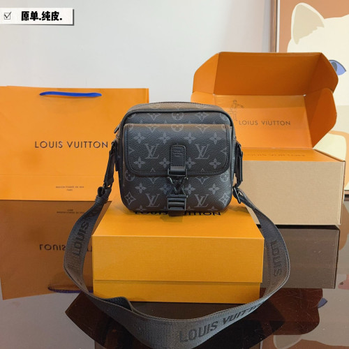 LV Outdoor Bag 196 DB522542 20cm