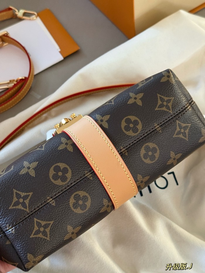 LV Shoulder Bag 235 DB002 21.5cm