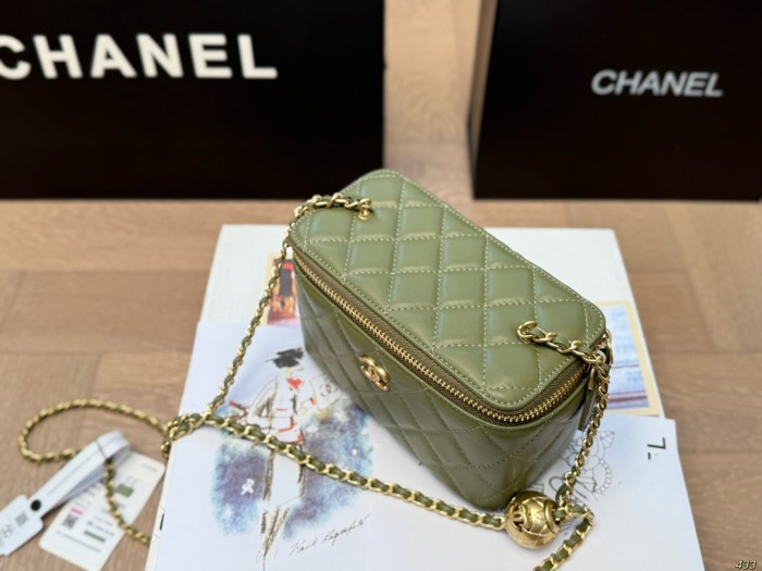 Chanel Handbag 084 DB561 16cm