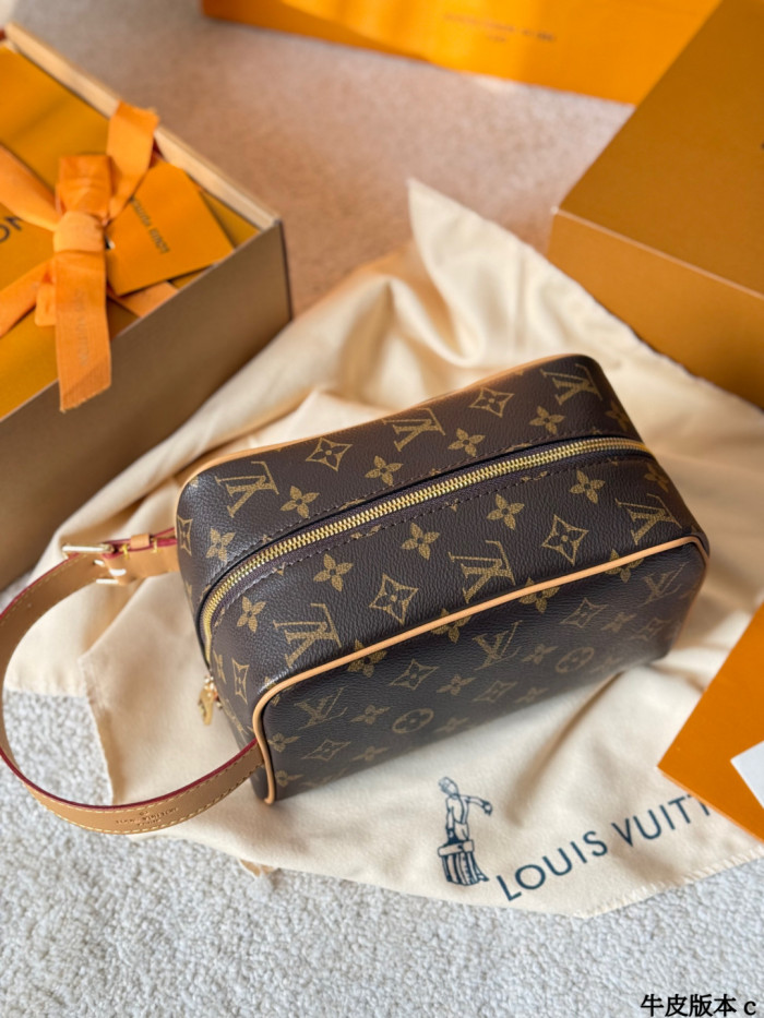 LV Dopp Kit Bag 242 DB531 22cm
