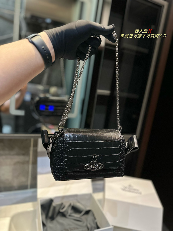 Vivienne Westwood Shoulder Bag 005 DB002 19cm