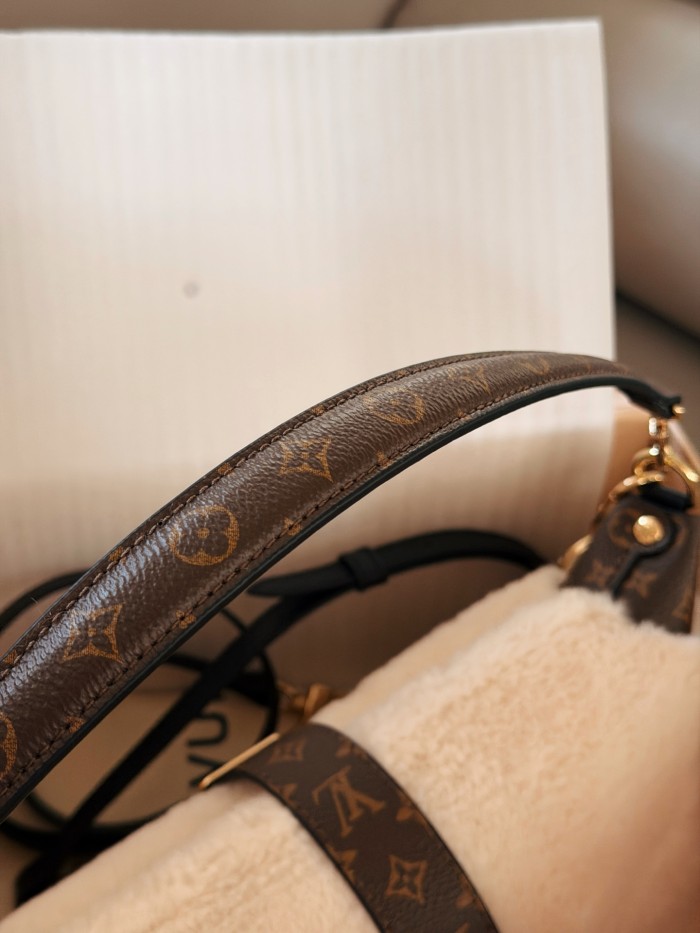 LV Shoulder Bag 247 DB512 21.5cm