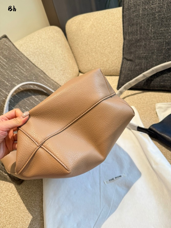 The row Bucket Bag 011 DB071 21cm
