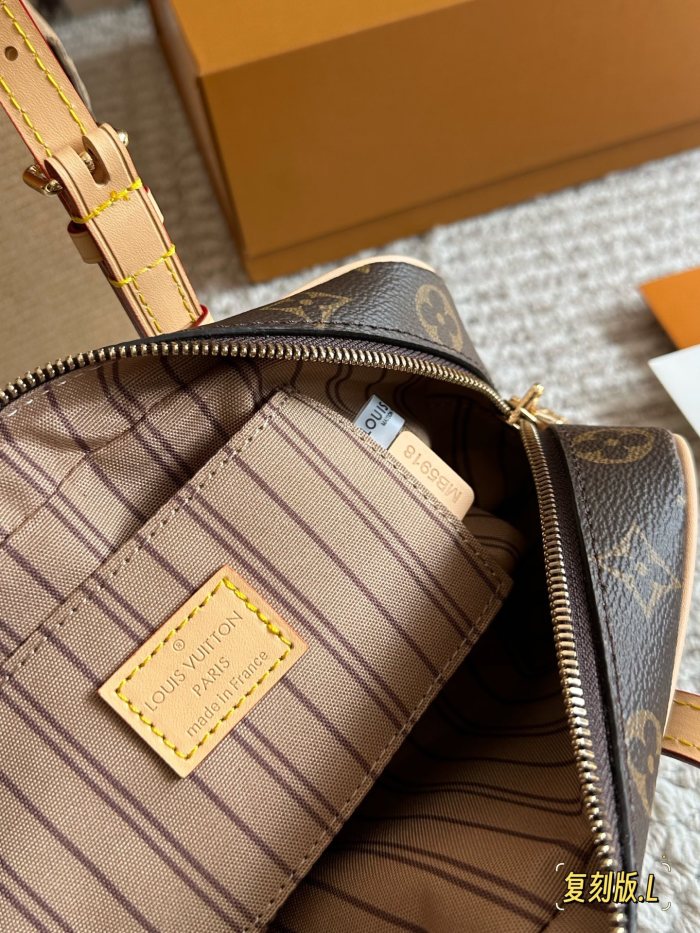LV Hangon Bag 280 DB091 26cm