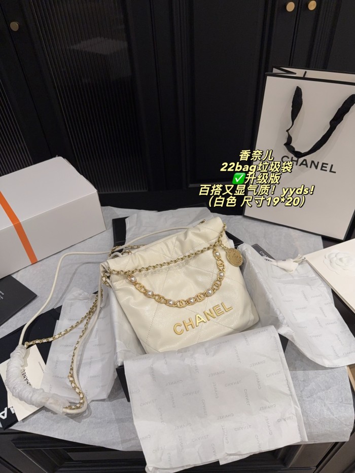 Chanel Shoulder Bag 117 DB581 19cm