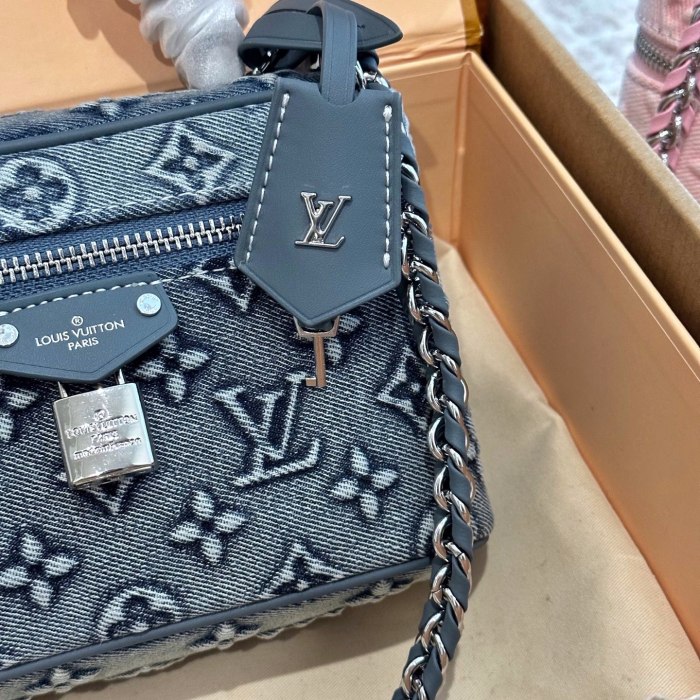 LV Vanity Pouch Bag 317 DB502 18cm