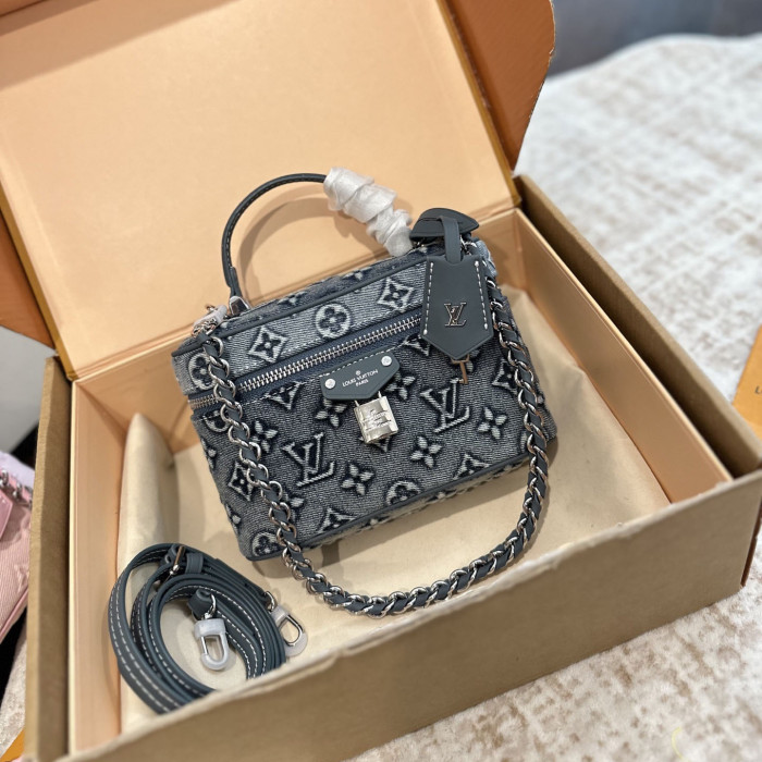 LV Vanity Pouch Bag 317 DB502 18cm