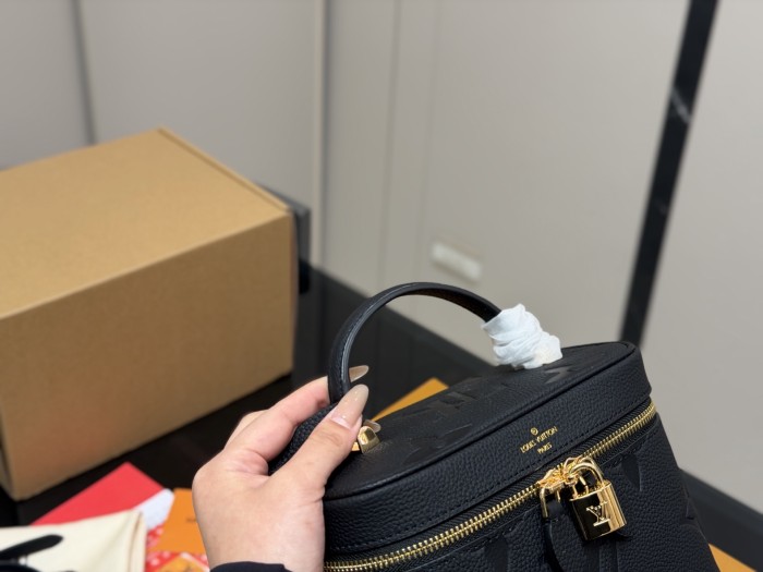 LV Vanity Pouch Bag 321 DB562 18cm