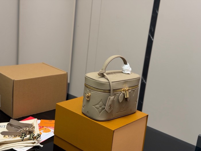 LV Vanity Pouch Bag 321 DB562 18cm