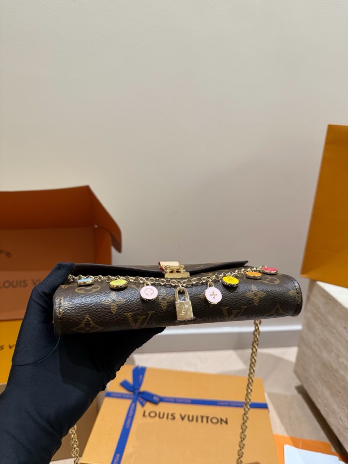 LV Pouch Metis Chain Bag