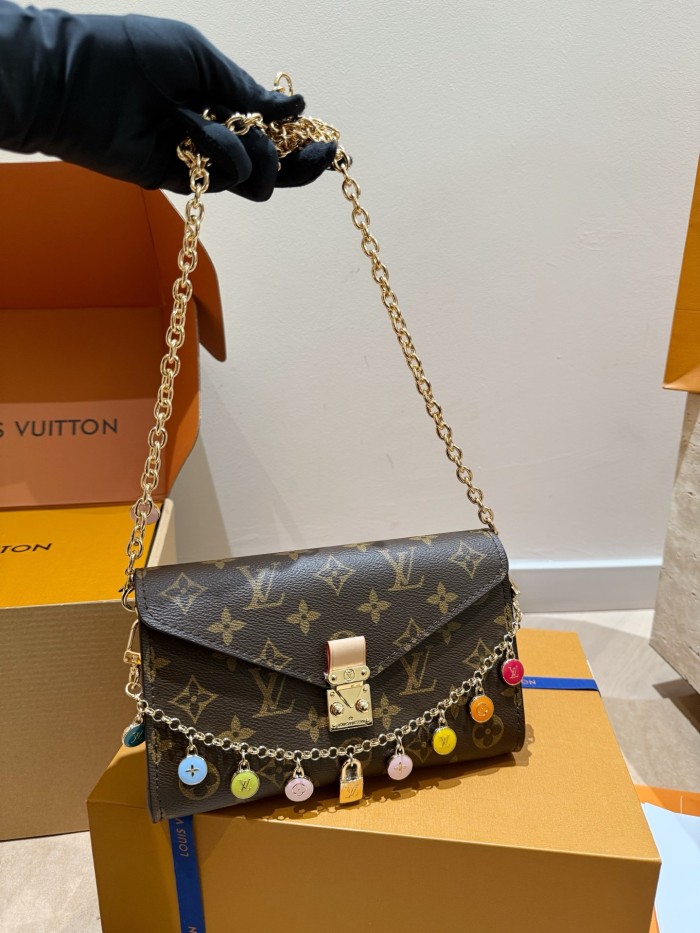 LV Pouch Metis Chain Bag