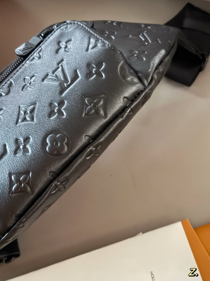 LV Bumbag 328 DB032 30cm