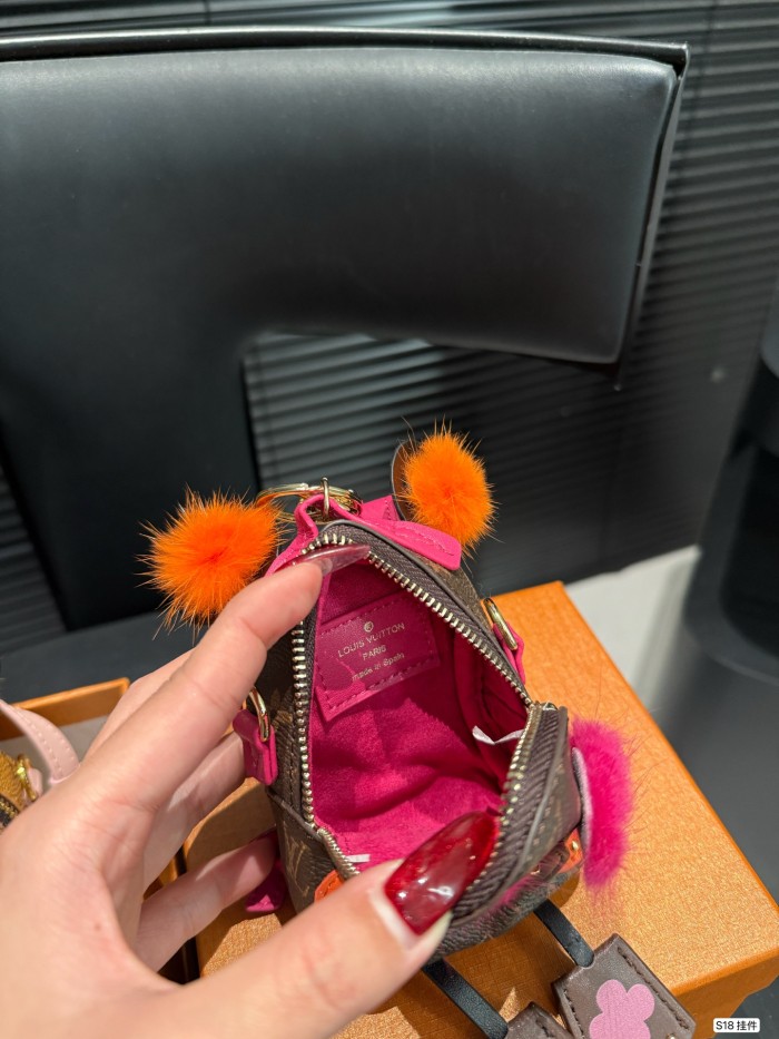 LV Keychains 007 DB551