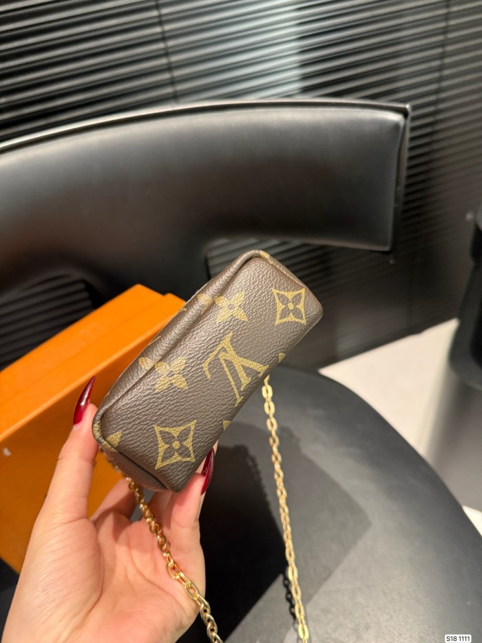 LV Keychains 008 DB551