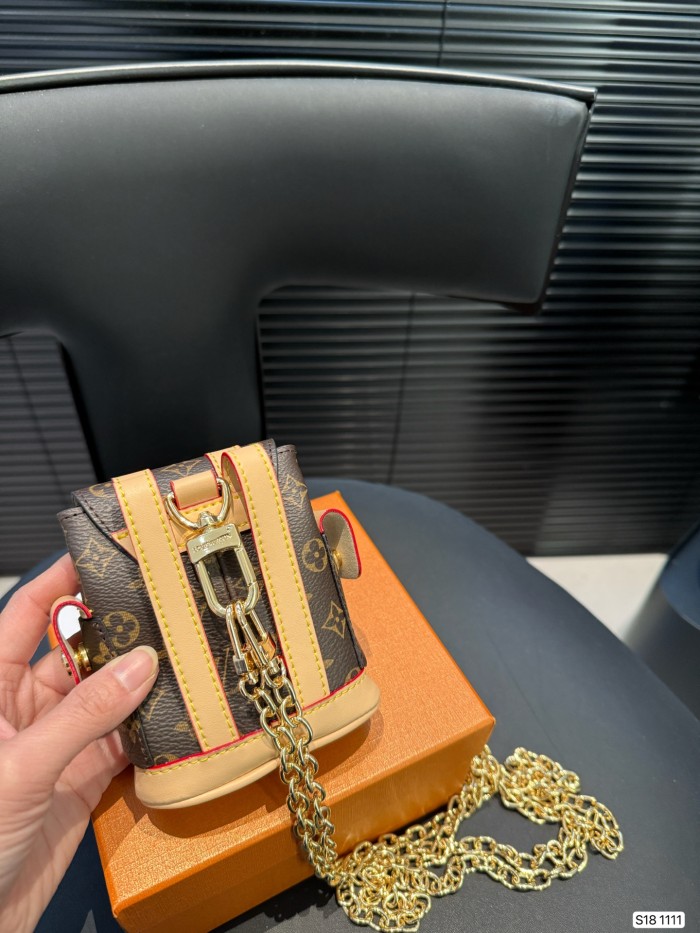 LV Keychains 014 DB551