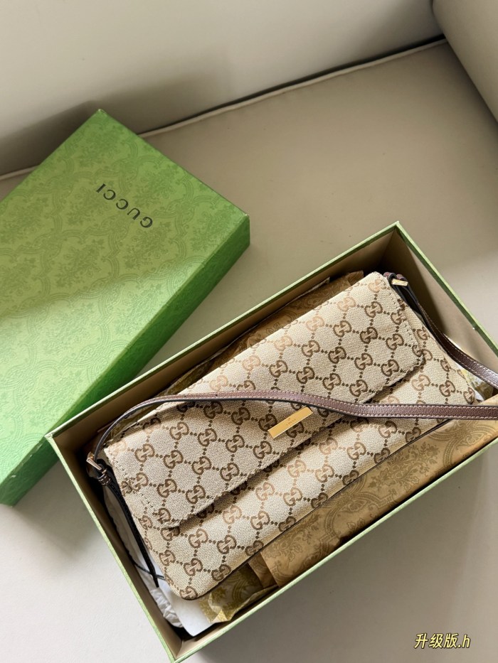 Gucci Shoulder Bag 042 DB561 30cm