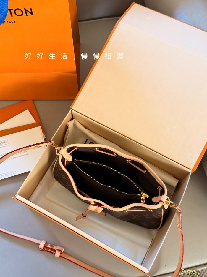 LV Shoulder Bag 352 DB071 27cm