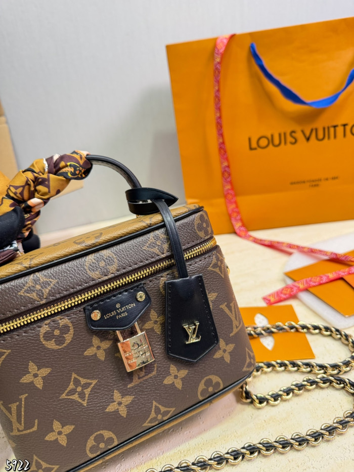 LV Vanity Pouch Bag 370 DB502 20cm