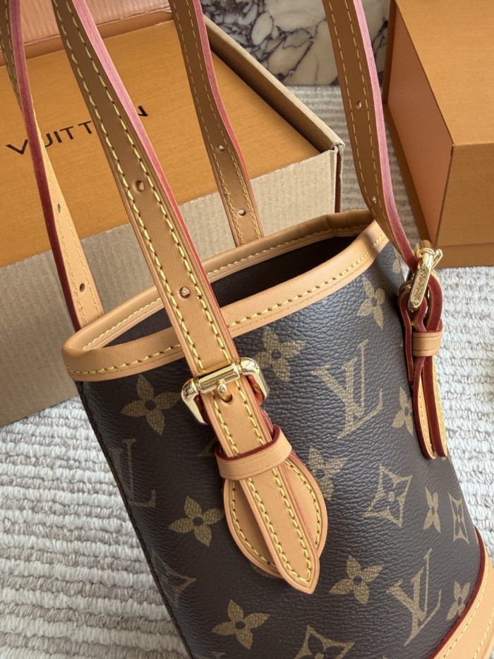 LV Bucket Bag 384 DB091 17cm