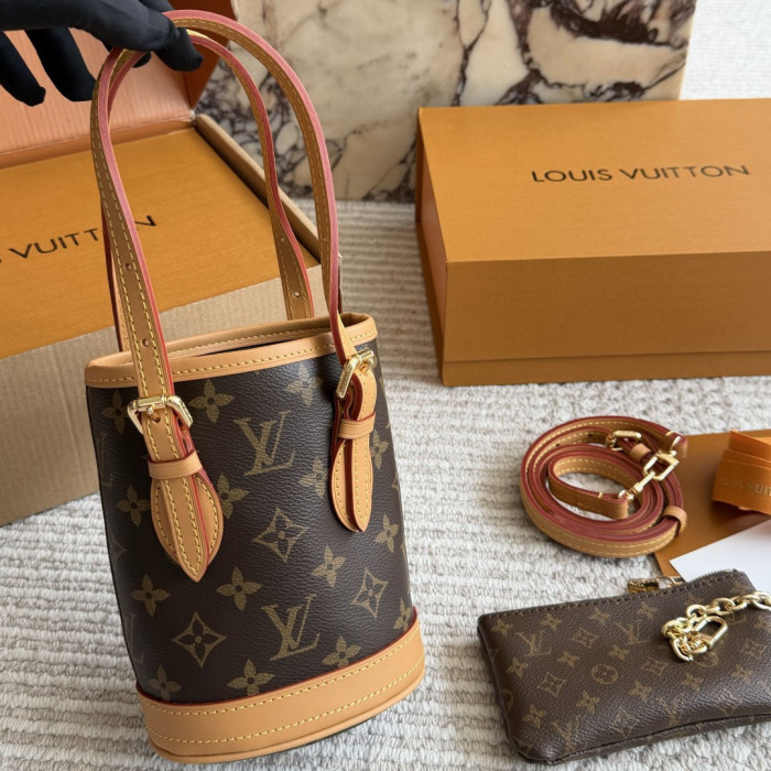 LV Bucket Bag 384 DB091 17cm