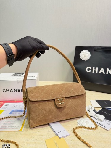 Chanel Shoulder Bag 185 DB562 23cm