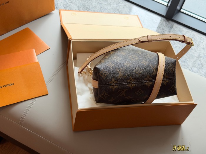LV Multipass Bag 398 DB522-542 20cm