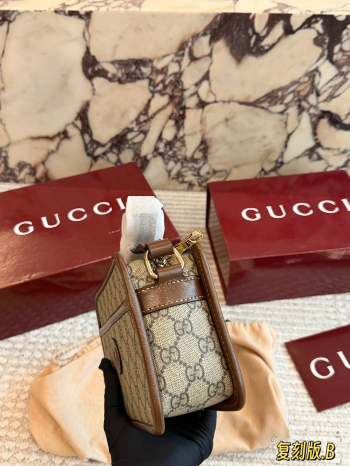 Gucci Shoulder Bag 056 DB571 20cm