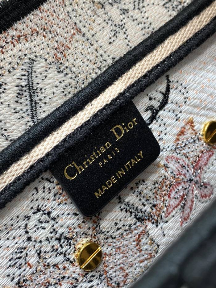 Dior Saddle Stirrup D-shaped charm magnet clasp closure Dior Petites Fleurs pattern embroidery saddle bag shoulder crossbody handbag