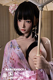 胸元が少し開いた浴衣姿のリアルドール