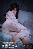 可愛い黒髪美少女ラブドール Eカップ ピンクの部屋着で寝室ポーズ