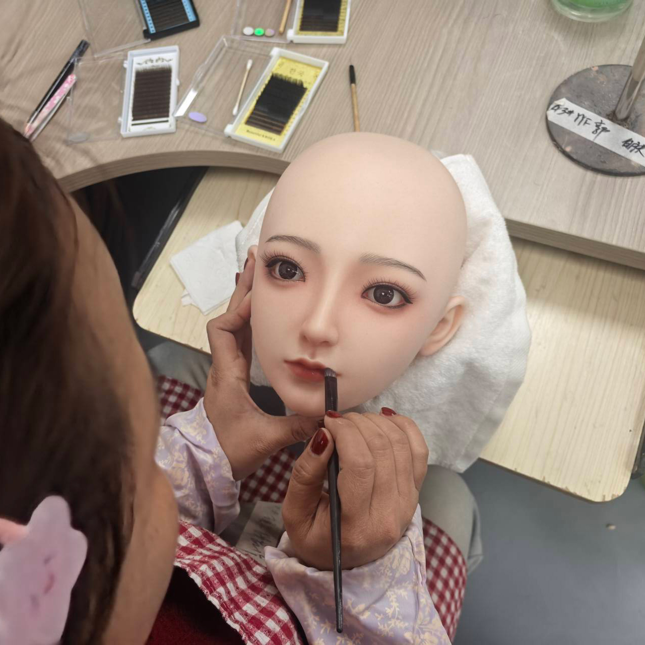メイク作業中①リアルドール MLWドール