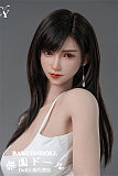 黒髪ロングのセクシーなドールが白Tとショートパンツ姿で椅子に座っている