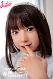 ヘアバンドと笑顔が印象的な小柄ドール