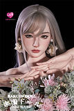 白いドレスを着た高貴なラブドールが花束を持って微笑む