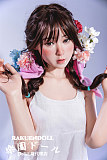 150cm AカップのEnyaが白いキャミワンピ姿で微笑む lovedoll 画像